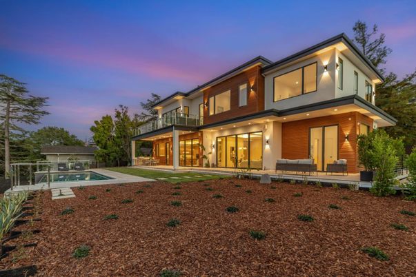 Backyard, Exterior, Facade, Pool, Modern