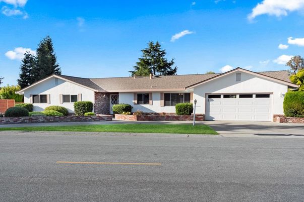 Attached, Exterior, Facade, Brick Facade, Ranch