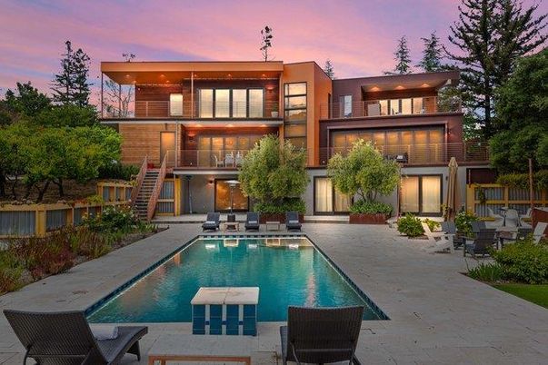 Exterior, Facade, Pool, Modern