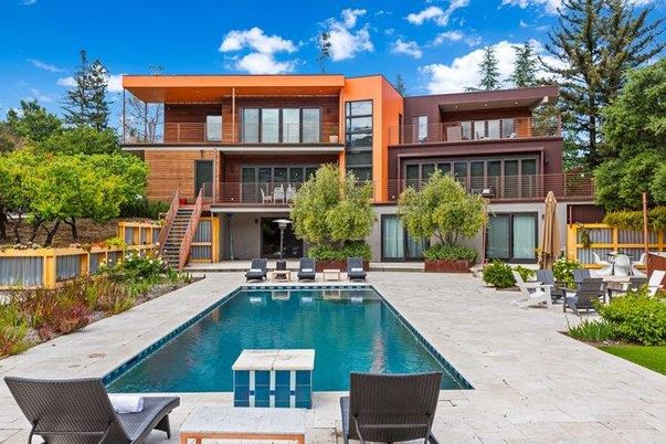 Exterior, Facade, Pool, Modern
