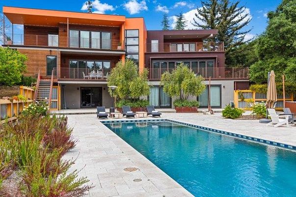 Exterior, Facade, Pool, Modern