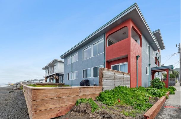 Exterior, Facade, Modern