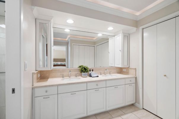 Bathroom, Dual Sink Vanities, Interior, Recessed Lighting