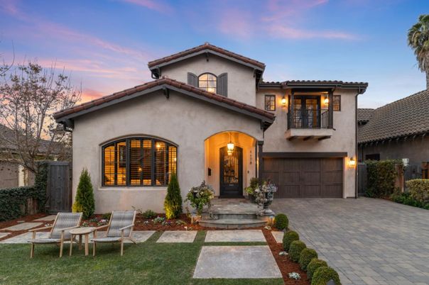 Attached, Exterior, Facade, Mediterranean