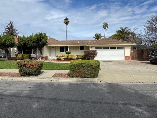Attached, Exterior, Facade, Ranch