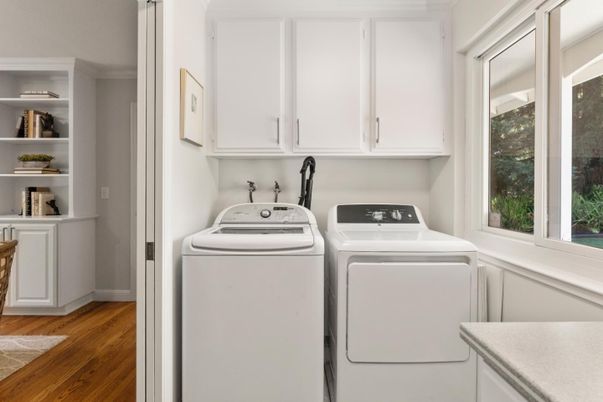 Interior, Utility Closets, Washer, Wood Texture Flooring