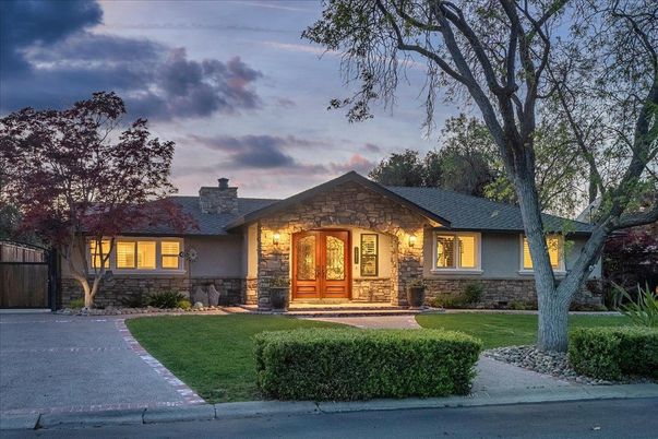 Backyard, Exterior, Facade, Ranch