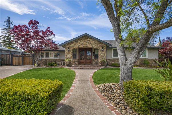 Exterior, Facade, Ranch