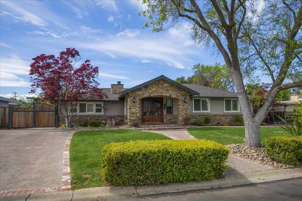 Backyard, Exterior, Facade, Ranch
