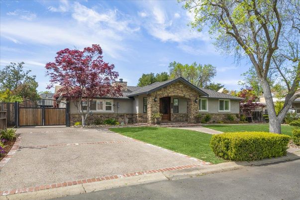 Backyard, Exterior, Facade, Ranch