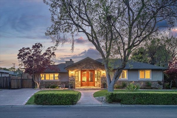 Exterior, Facade, Ranch
