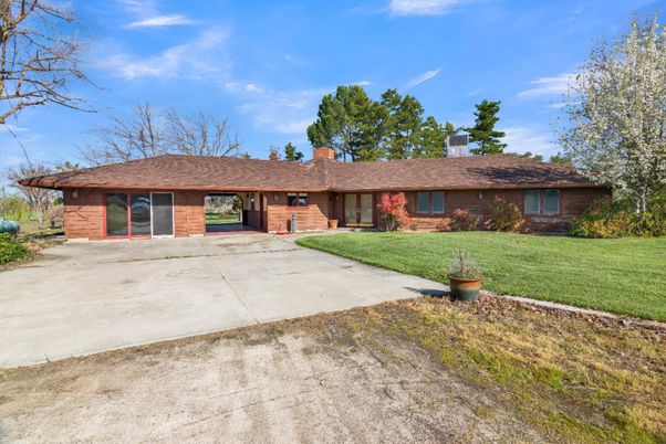 Backyard, Exterior, Facade, Brick Facade, Ranch
