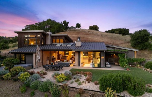 Backyard, Exterior, Facade, Modern