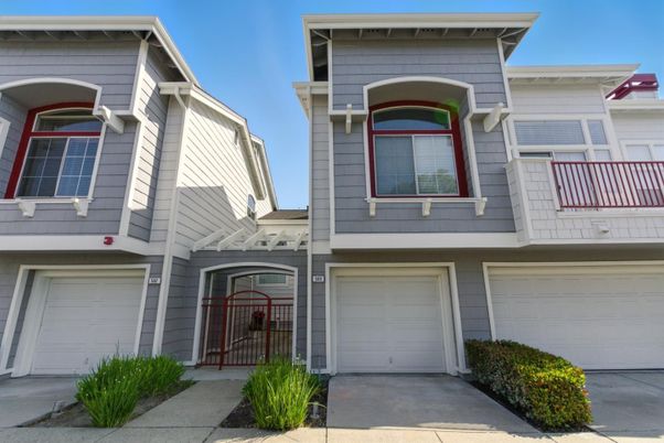 Attached, Exterior, Facade, Rowhouse