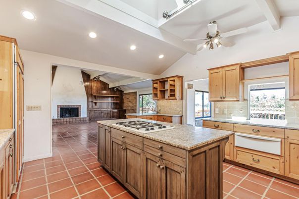 Fireplace, Interior, Kitchen, Recessed Lighting