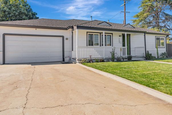 Attached, Exterior, Facade, Ranch