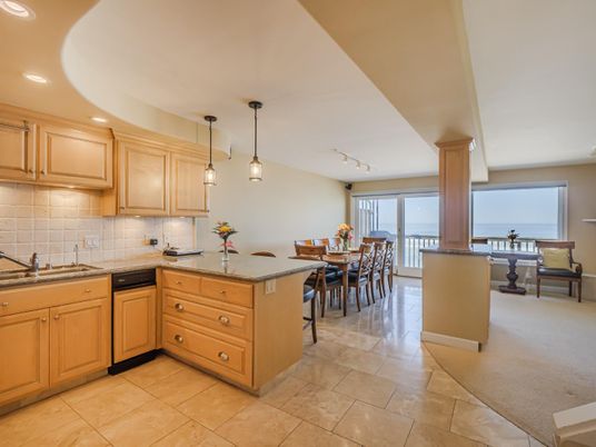 Dining room, Interior, Kitchen, Pendant Lights, Recessed Lighting, Water