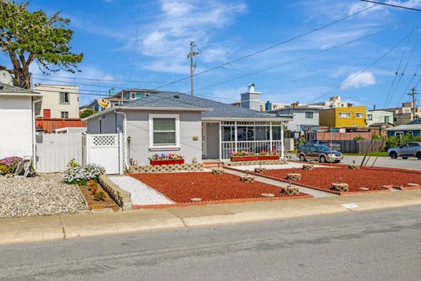 Exterior, Facade, Ranch