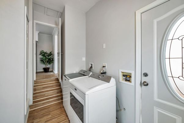 Interior, Washer, Wood Texture Flooring