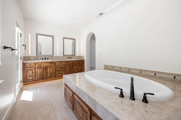 Bathroom, Dual Sink Vanities, Interior, Recessed Lighting