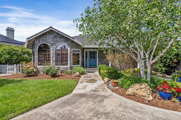 Exterior, Facade, Ranch