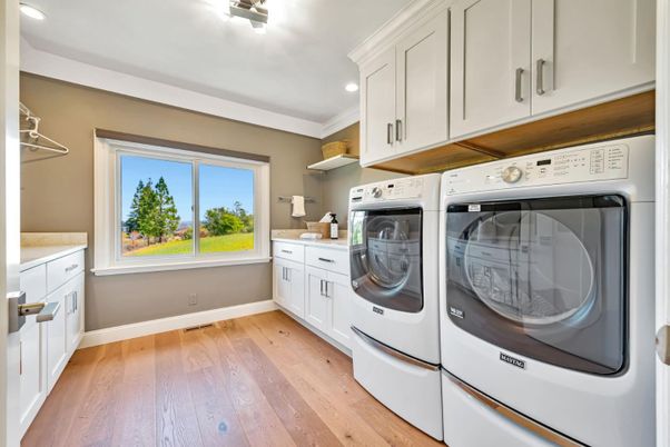 Interior, Recessed Lighting, Washer, Wood Texture Flooring