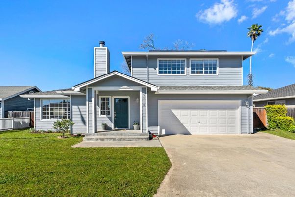 Attached, Exterior, Facade, American Craftsman
