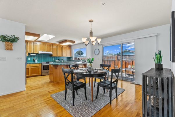 Chandelier, Dining room, Interior, Kitchen, Pendant Lights, Wood Texture Flooring