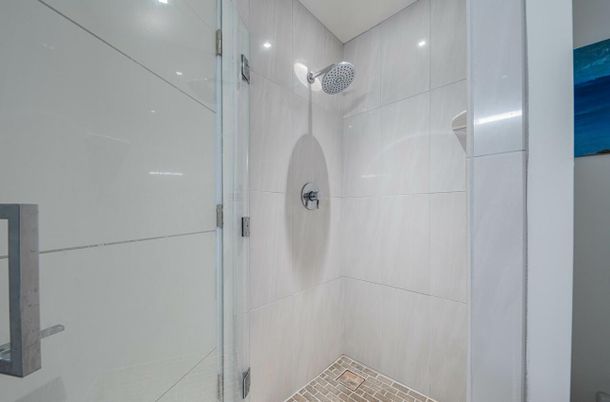 Interior, Recessed Lighting, Washer, Wood Texture Flooring