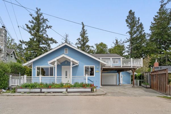 Attached, Exterior, Facade, American Craftsman