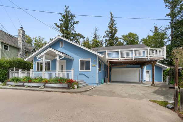 Attached, Exterior, Facade, American Craftsman