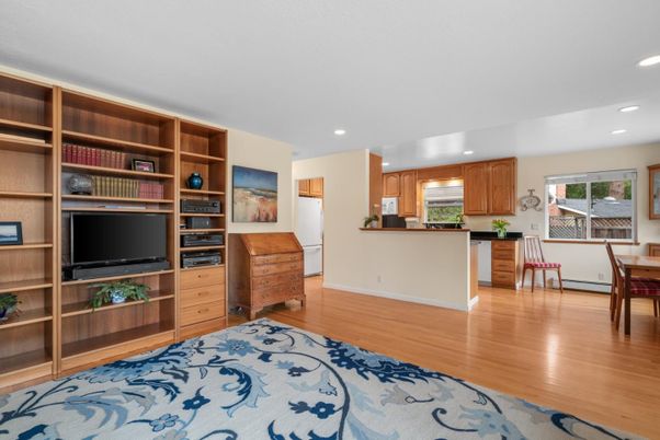Dining room, Interior, Kitchen, Recessed Lighting, Wood Texture Flooring