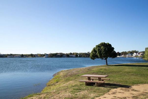 Exterior, Lake