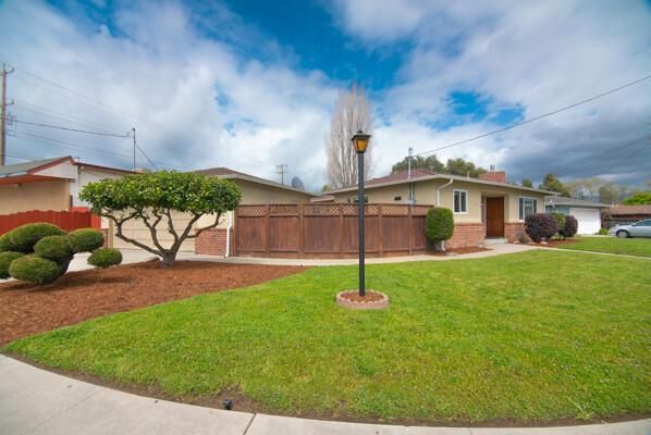 Backyard, Exterior, Facade, Ranch