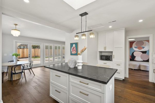 Chandelier, Dining room, Interior, Kitchen, Pendant Lights, Recessed Lighting, Wood Texture Flooring