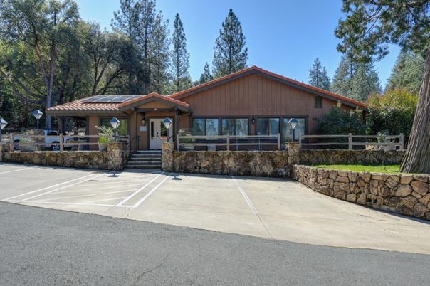 Exterior, Facade, Ranch
