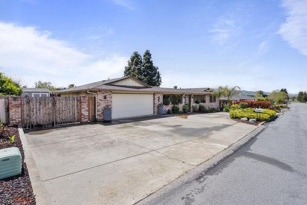 Attached, Exterior, Facade, Brick Facade, Ranch