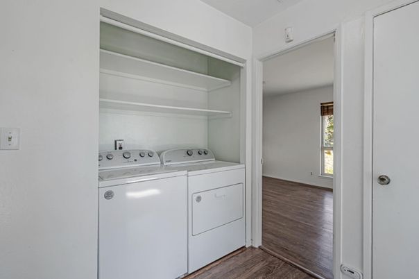 Interior, Utility Closets, Washer, Wood Texture Flooring