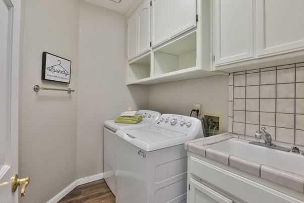 Interior, Washer, Wood Texture Flooring
