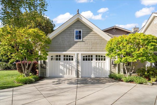 Attached, Exterior, Facade, American Craftsman