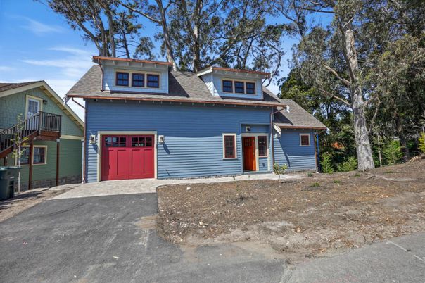 Attached, Exterior, Facade, American Foursquare