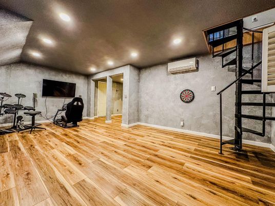 Fitness Equipment, Interior, Recessed Lighting, Wood Texture Flooring