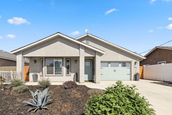 Attached, Exterior, Facade, American Craftsman