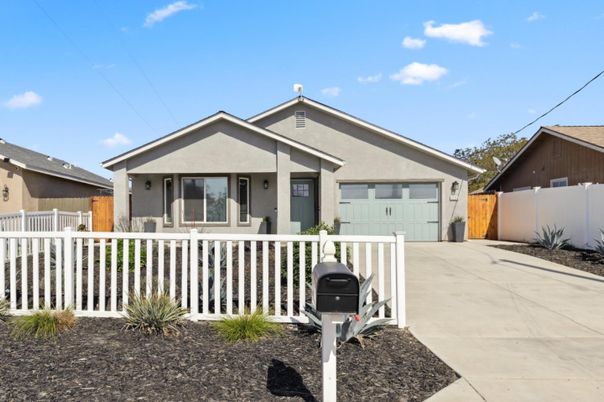 Attached, Exterior, Facade, American Craftsman