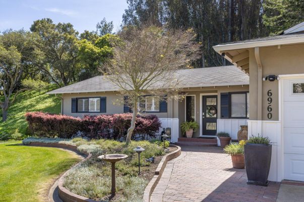 Exterior, Facade, Ranch