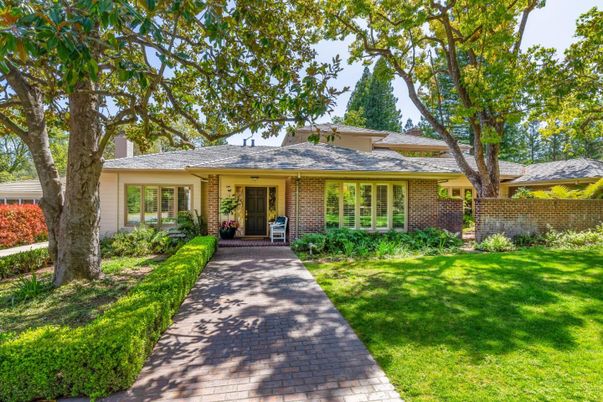 Exterior, Facade, Brick Facade, Ranch