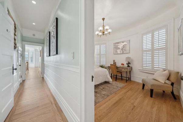 Chandelier, Dining room, Interior, Recessed Lighting, Wood Texture Flooring