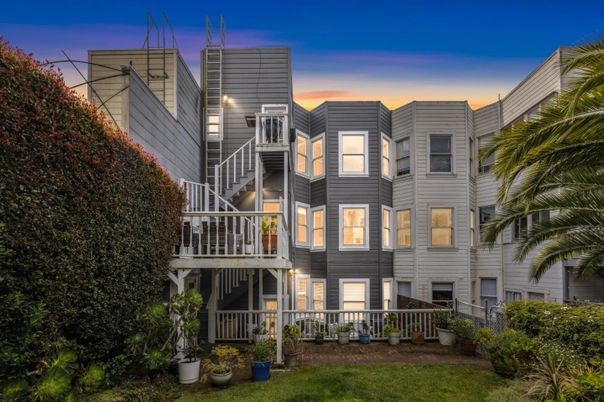 Exterior, Facade, Rowhouse