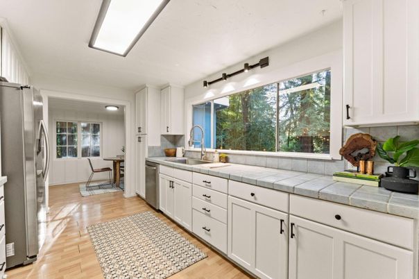 Dining room, Interior, Kitchen, Stainless Steel Appliances, Tile Countertops, Wood Texture Flooring