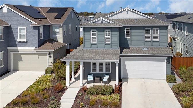 Attached, Exterior, Facade, Solar Panels, American Craftsman